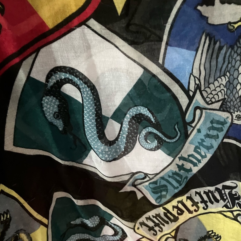Harry Potter Infinity Scarf Hogwarts House Crests - Picture 6 of 7